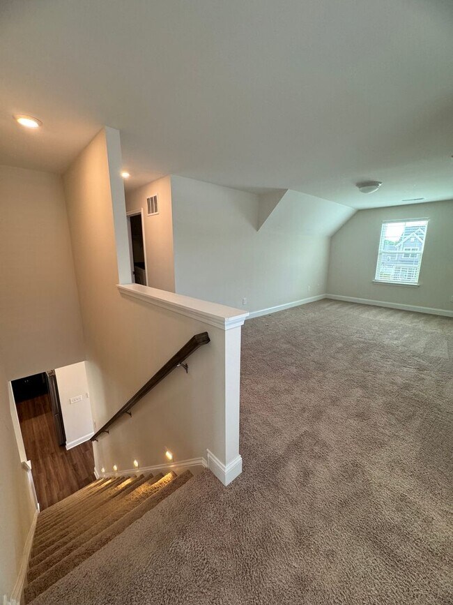 Building Photo - Spacious 4BR 3BA home in Northern Greensboro