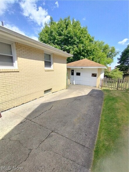 Building Photo - 201 N Belle Vista Ave