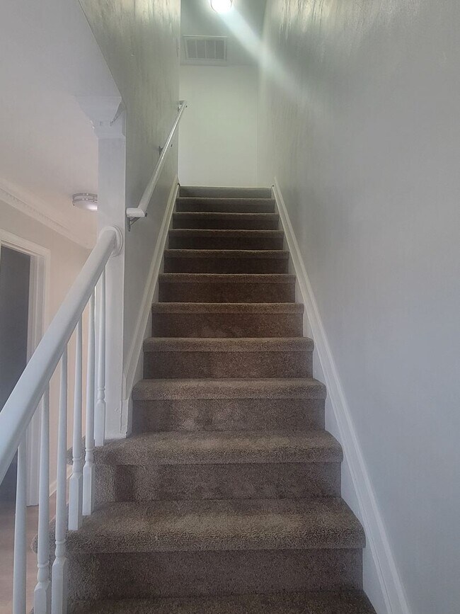 Building Photo - Newly remodelled 3 bedroom 2.5 bath townhouse