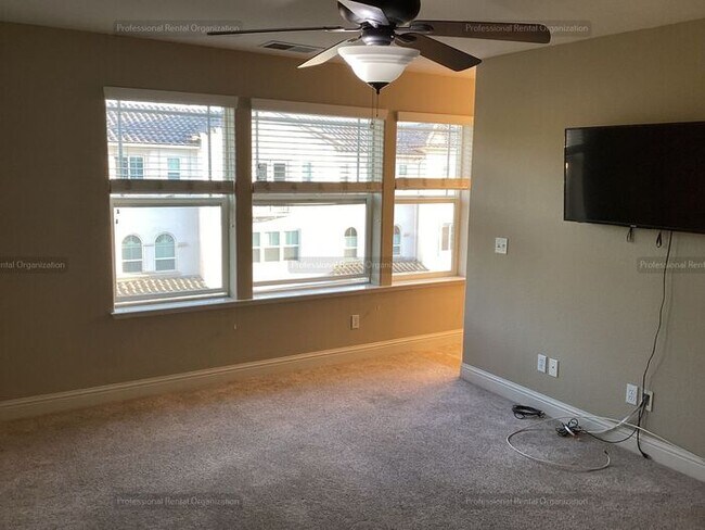 Building Photo - Elegant-Ideally located-Windsor Green End ...