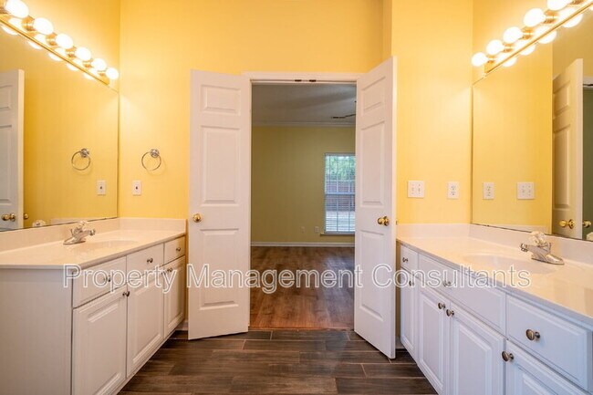 Building Photo - 216 Horseshoe Bend N