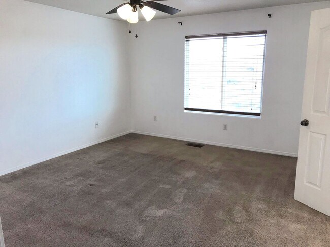 Building Photo - Spacious 4 bedroom Northern Meadows Home with Refriderated Air!