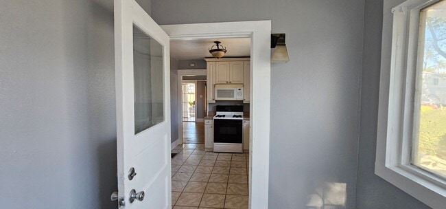 Building Photo - 2 Bedroom home near Mt. Rubidoux!