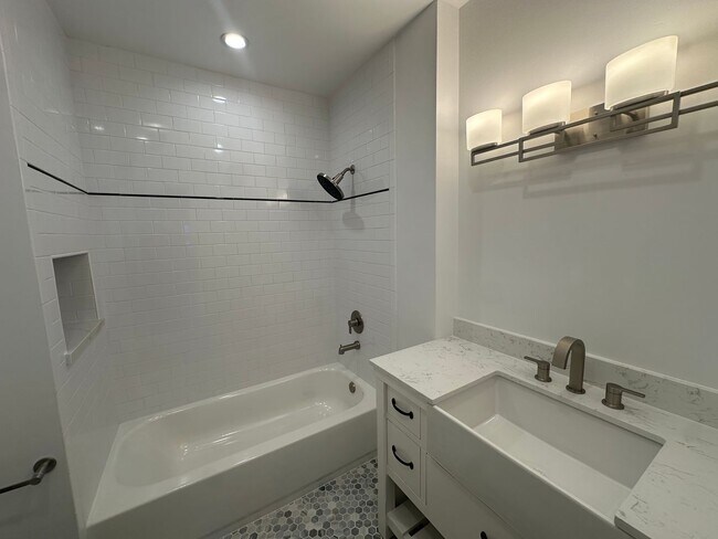 Building Photo - **Charming 3-Bedroom Home in Burbank Rancho**