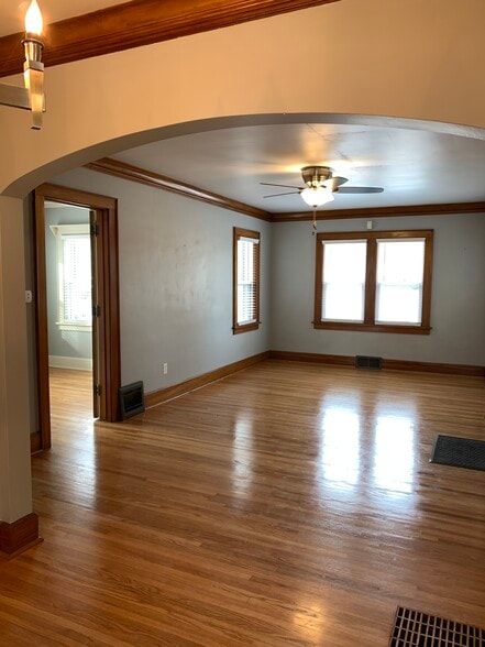 Oak hardwood floors, lots of windows - 4232 Urbandale Ave