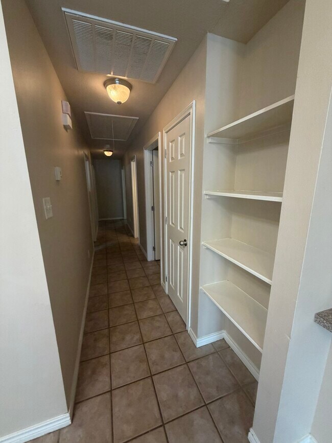 Building Photo - 1437 Western Oaks Ct