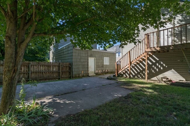 Building Photo - 149 Maple St