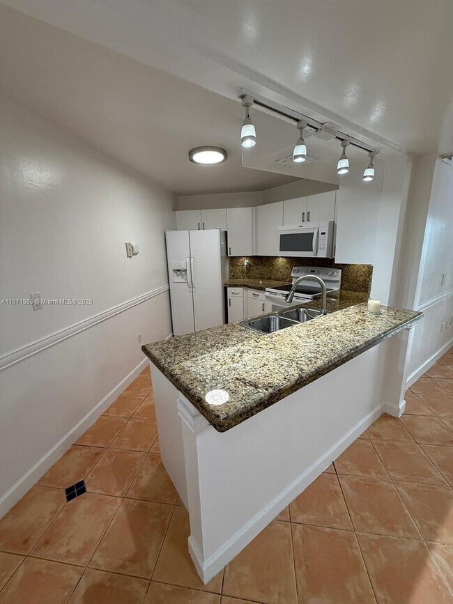 Building Photo - 9419 Fontainebleau Blvd