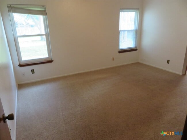 Building Photo - 139 Lone Oak St