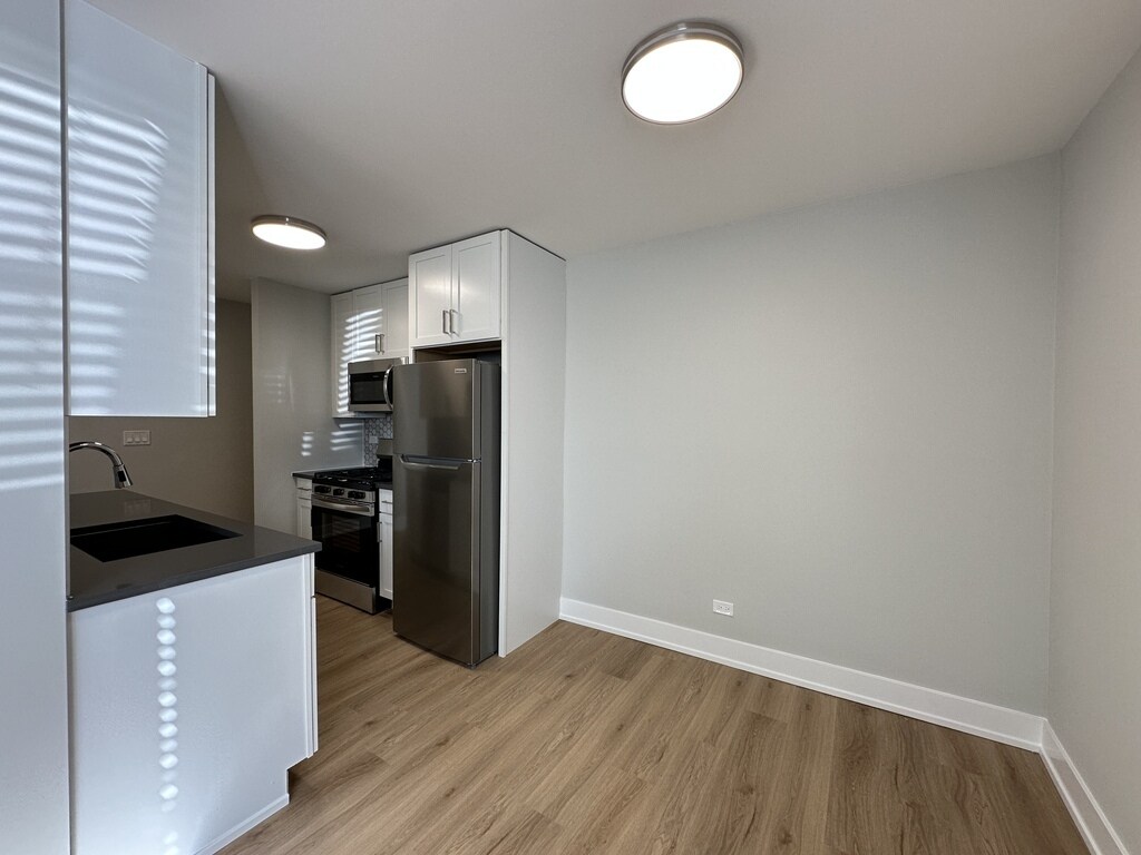 Building Photo - 535 W Aldine Ave