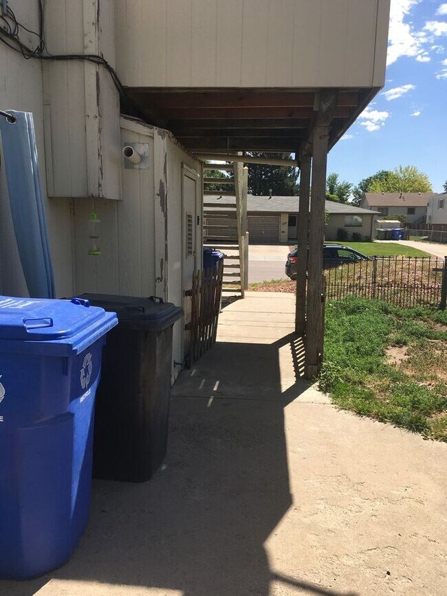 Building Photo - Spacious 2 bed 1.5 Bath Apartment with 1 Garage Space