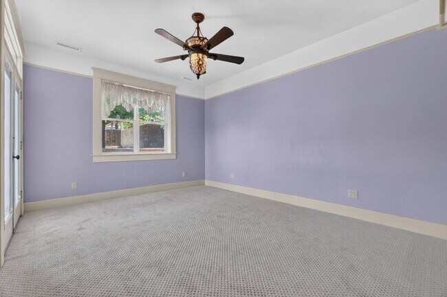 Building Photo - 3 Bedroom with Historical Charm Close to Square