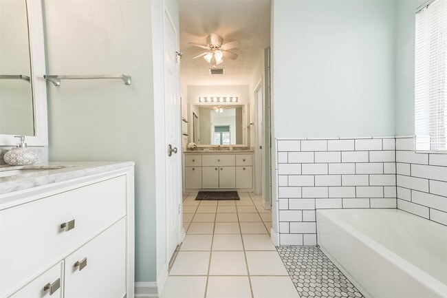 Building Photo - 14403 Little Willow Walk