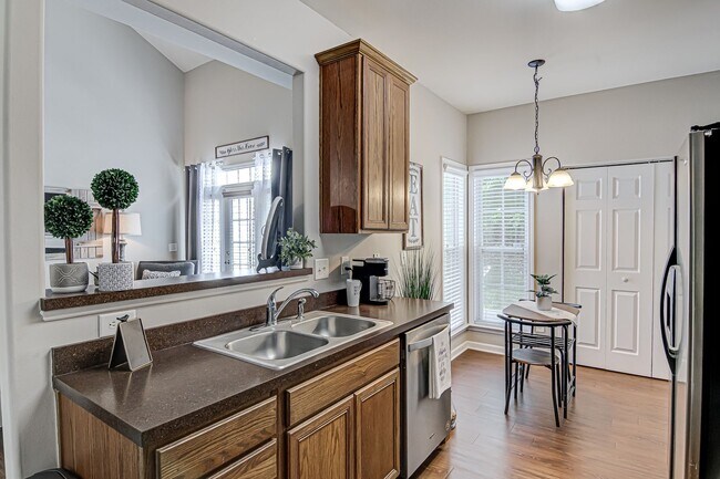 Building Photo - Beautiful 3BR/2BA Townhome in Winston-Salem