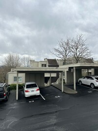 Building Photo - Redmond Condo 2 Bedroom 1.5 Bath NO CARPET...