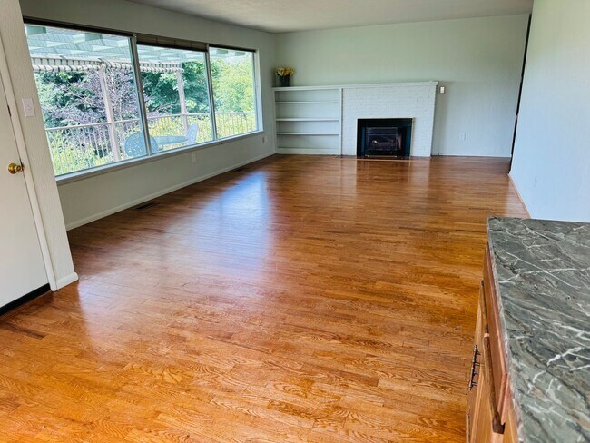 Building Photo - 3 bed/2 Bath, Spacious Home in Mount Verno...