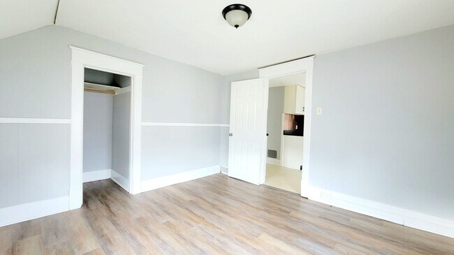 Building Photo - 1210 W 6th st