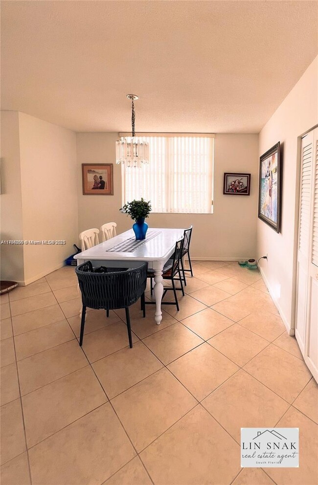 Building Photo - 300 Bayview Dr
