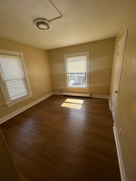 Building Photo - 18 Roberts St