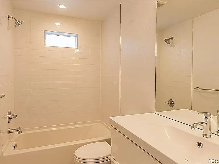 Building Photo - 1927 Grove St