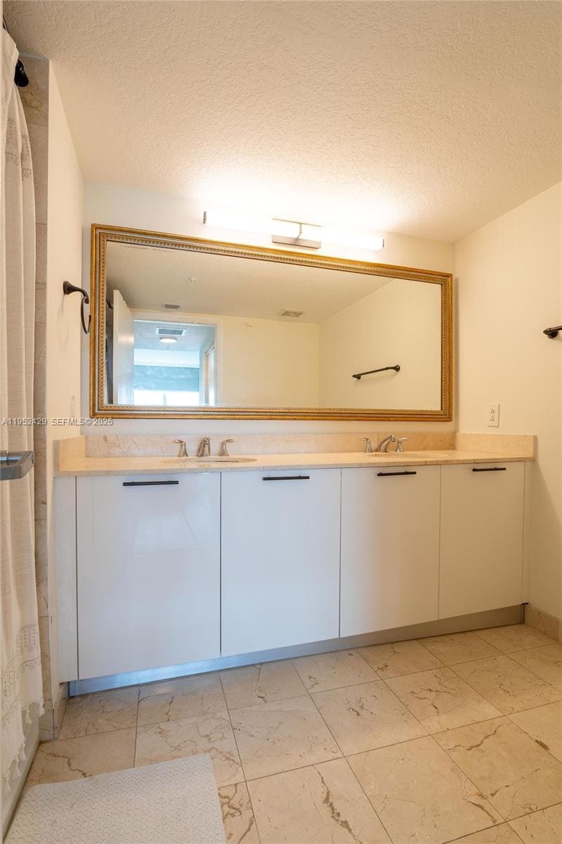 Building Photo - 1800 N Bayshore Dr