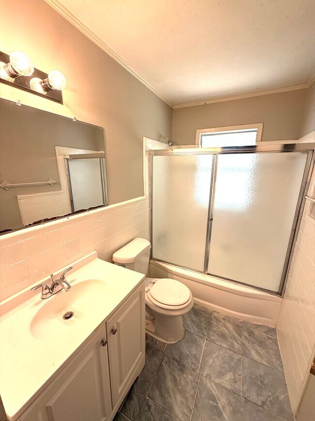 Building Photo - 1826 Pinecrest Dr