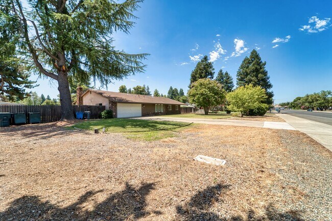 Building Photo - 4 bedroom 2 1/2 bath house in Yuba City