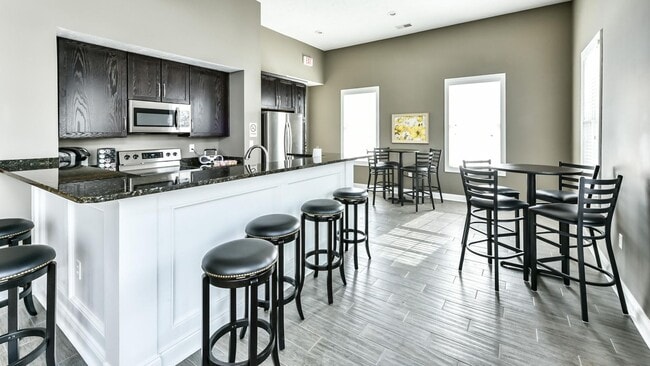 Building Photo - Second Floor Front View 2 Bedroom in a Gated Community!