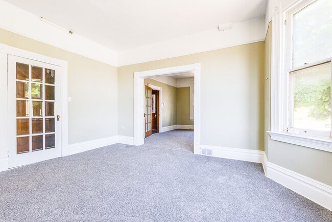 Building Photo - AVAILABLE AUGUST 2026 - Spacious Renovated 4 Bedroom, 1.5 Bath Home w/ AC!