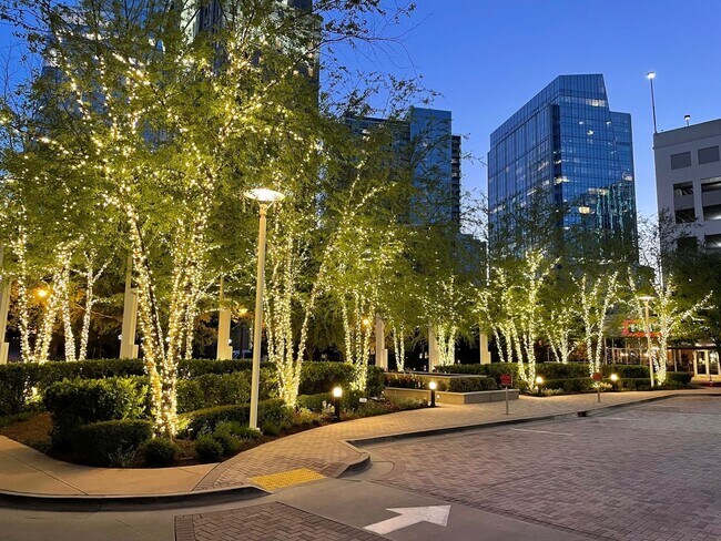 Building Photo - High-rise Luxury 1 Bedroom Buckhead Condo, Skyline Views of Atlanta!
