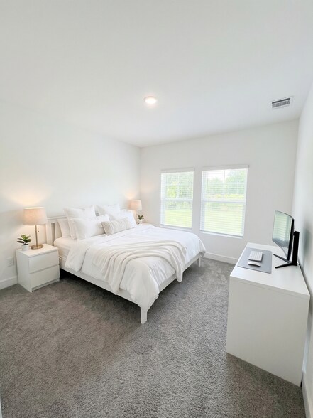 Building Photo - 733 Faith Bud Ln