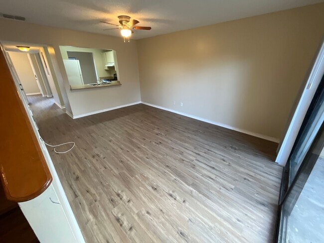 Building Photo - For Rent-2-bedroom, 2.5-bathroom located in the vibrant community of Brandon