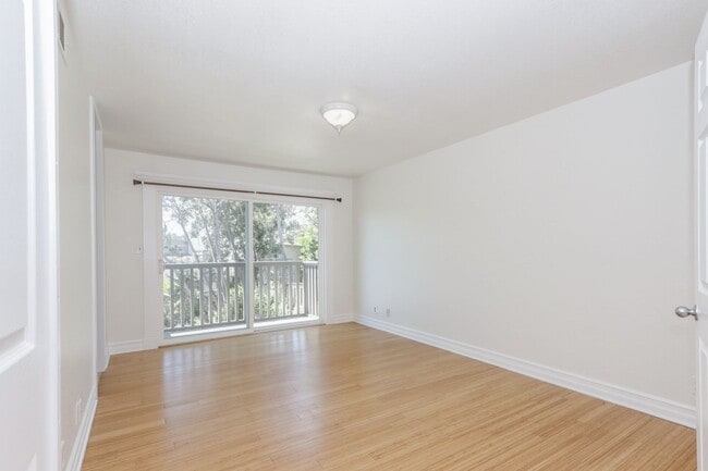 Building Photo - 3 Bed / 2.5 Bath light and spacious townho...