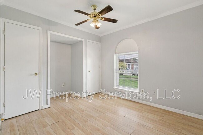 Building Photo - 5832 Segnette Dr
