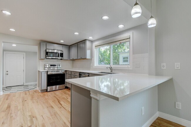 Building Photo - New Sunnyside House, Full Remodel, 2Bed/2Bath