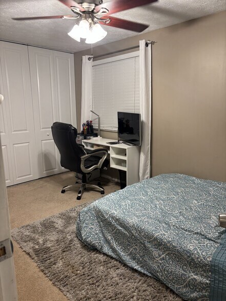 upstairs small bedroom - 1227 Scaleybark Rd