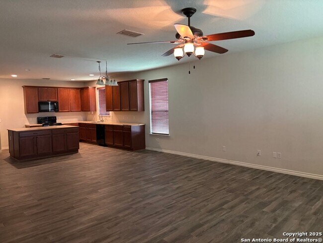 Building Photo - Welcome to this spacious 4 bedroom, 2 bathroom home located in Selma, TX.