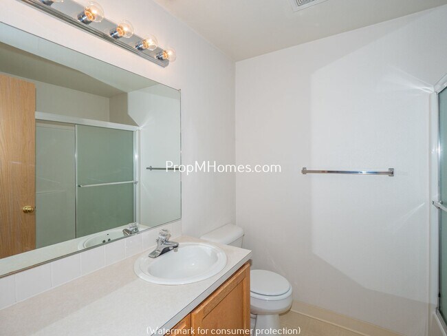 Building Photo - Two Bedroom Townhome In SE Portland w/ Lar...