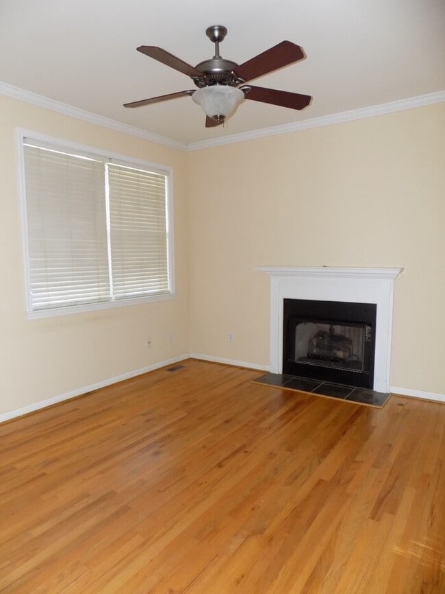 Building Photo - Earlewood-Offering Self Guided Tour with R...