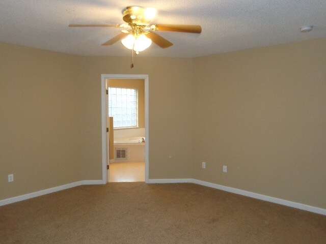 Building Photo - 7525 Saddlebrooke Dr