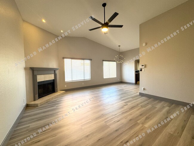 Building Photo - BEAUTIFULLY REMODELED 3 BEDROOM HOME WITH ...
