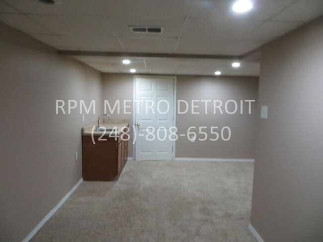 Building Photo - Sterling Heights Condo(16 Mile & Mound)