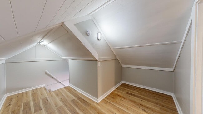 Building Photo - 3 Bed Single Family with Huge Kitchen and ...
