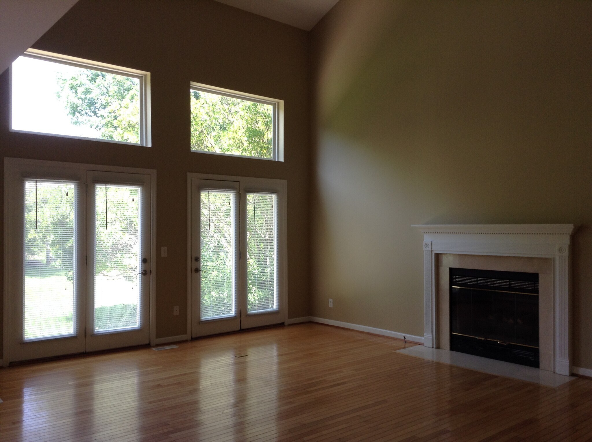 Building Photo - 10190 Meadowknoll Dr