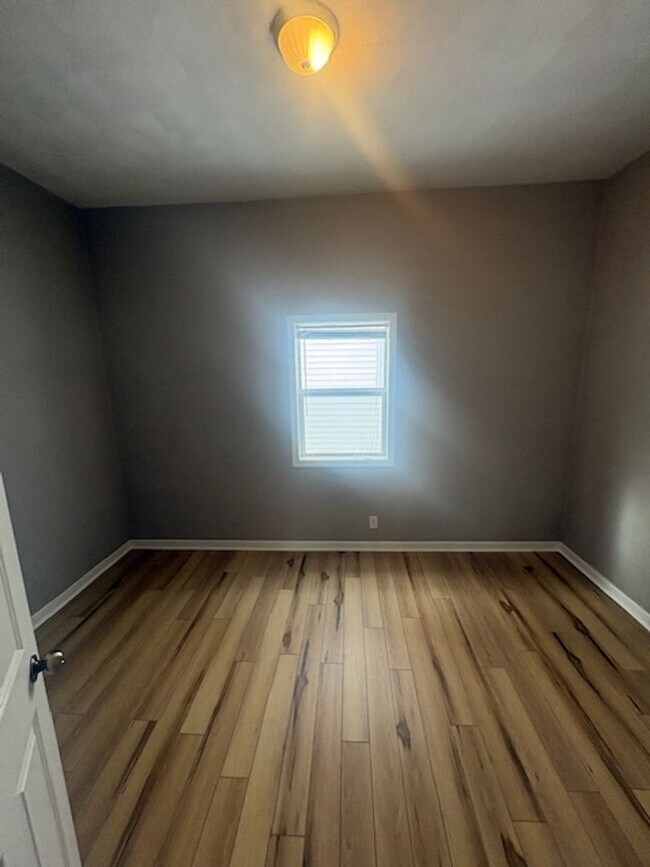 Building Photo - Single Family home with large yard