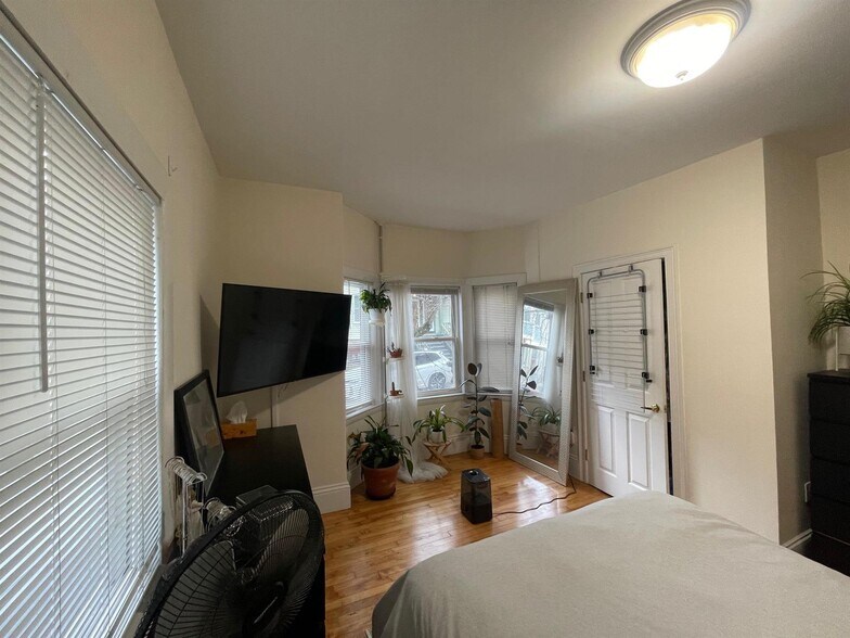 Building Photo - 23 Hall St