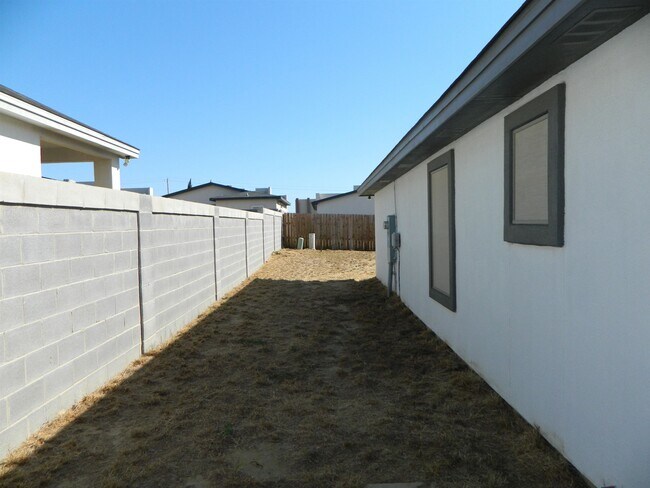 Building Photo - 1615 Dra Eve Perez Lane