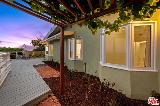Building Photo - 221 Bellino Dr