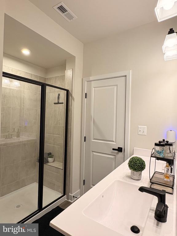 Building Photo - 736 Watts St