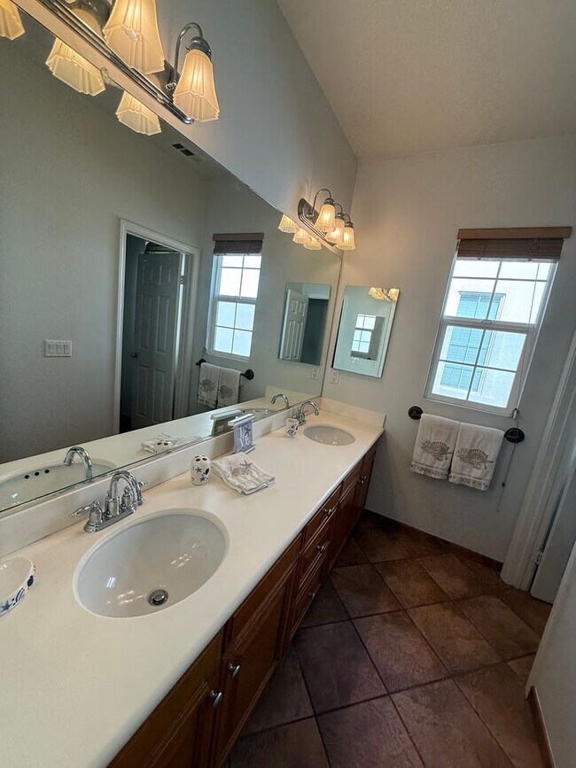 Building Photo - A Large and Spacious Home in Port Hueneme